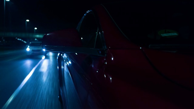 电动汽车在黑夜中行驶在高速公路和德国高速公路上。视频素材
