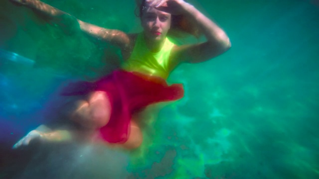 穿着裙子在水下游泳的女人视频下载