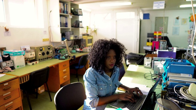 非裔美国女性在工程办公室工作视频素材