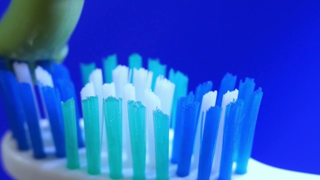 牙膏在牙刷上的特写视频下载