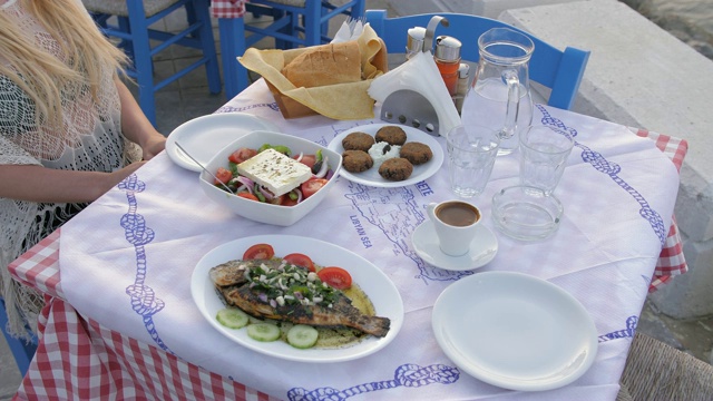 传统的克里特岛多拉多鱼配希腊沙拉，克里特岛，克里特岛，希腊，欧洲视频下载
