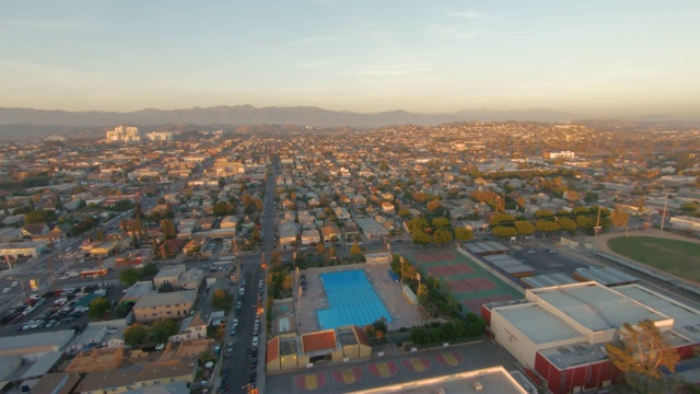 东洛杉矶波伊尔高地高中游泳池空中视频下载