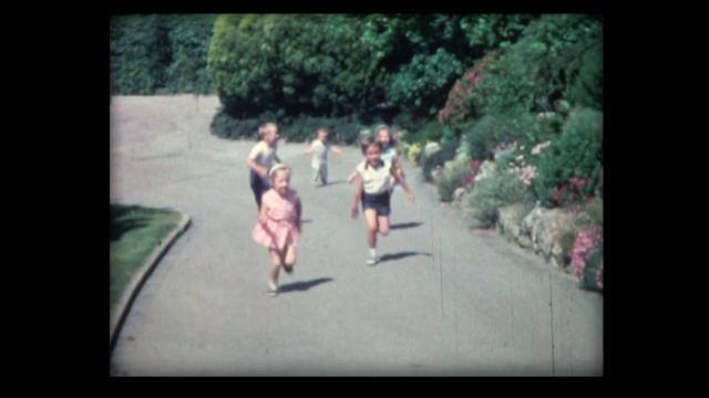 1962年，孩子们在花园里赛跑，一个被落下视频下载