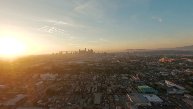从Boyle Heights Aerial 4上看日落的洛杉矶市中心天际线视频下载