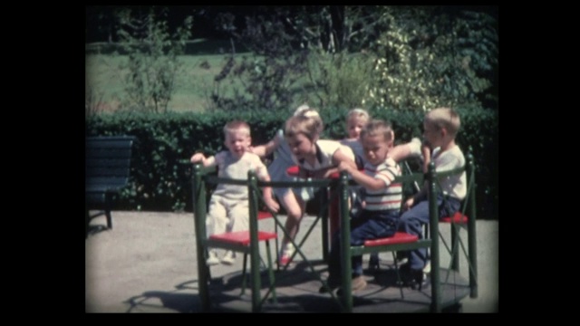 1962年，孩子们在小旋转木马上旋转视频下载