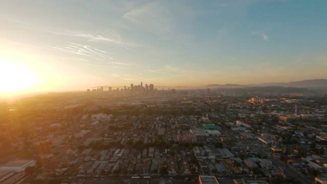 从博伊尔高地空中拍摄的日落洛杉矶市中心天际线视频下载