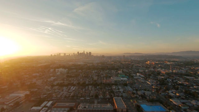 从博伊尔高地鸟瞰日落时的洛杉矶市区天际线视频下载