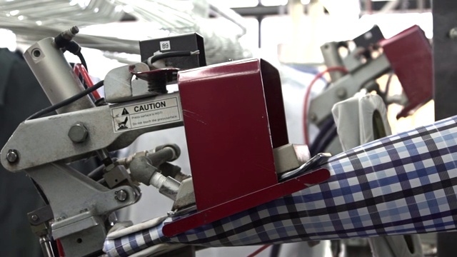 干洗衬衫和袖子张力机蒸汽慢动作5视频素材