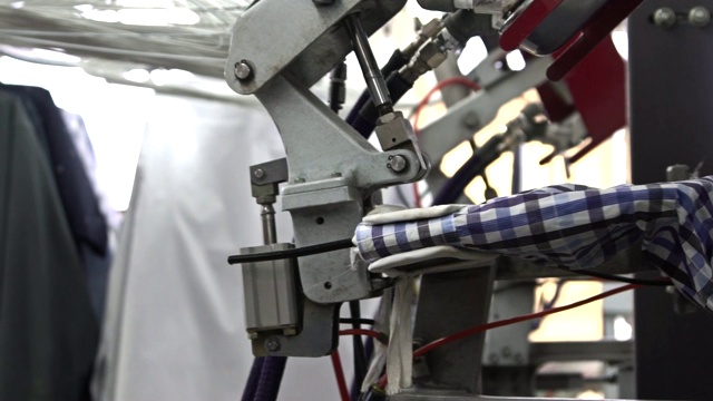 干洗衬衫和袖子张力机蒸汽慢动作4视频素材