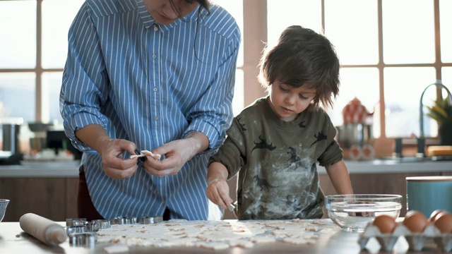 妈妈教小男孩如何做姜饼视频素材