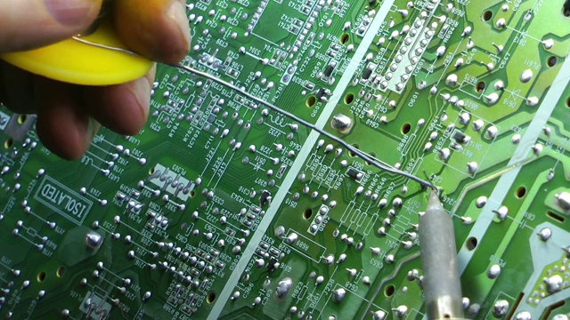 电子维修焊接线路板视频素材