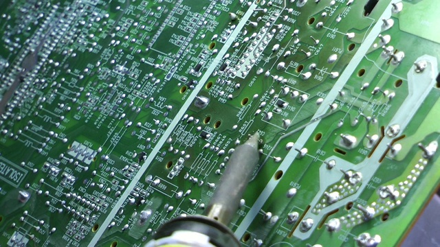 电子维修焊接电路板拆卸视频素材