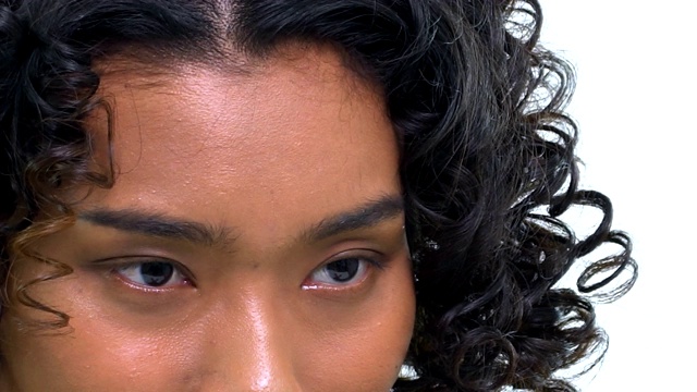 特写头部拍摄视图:亚洲美丽的晒黑女人触摸她的脸用双手在白色的背景。人以美容、保健、情感为理念。视频下载