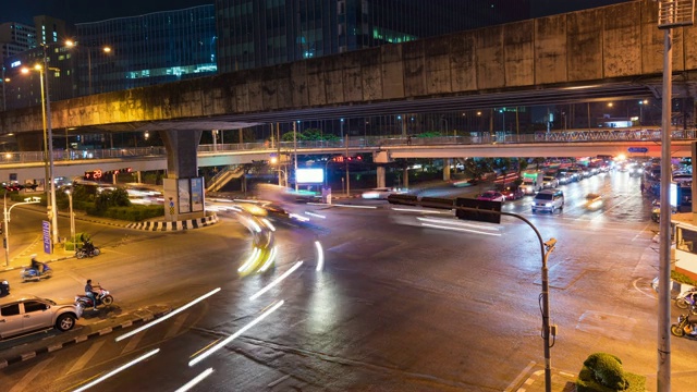 城市路口的夜间交通视频素材