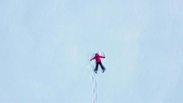 鸟瞰图的女人做一个雪天使视频下载