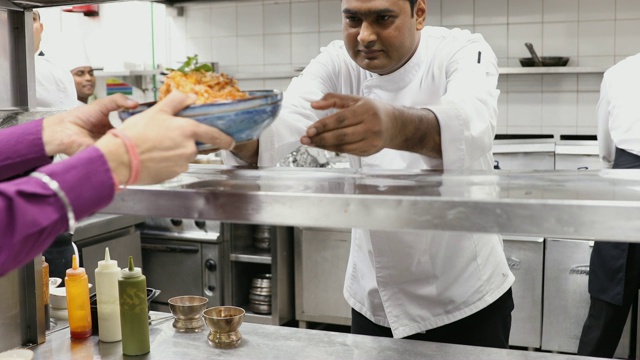 印度厨师在一个美食餐厅的专业厨房烹饪视频素材