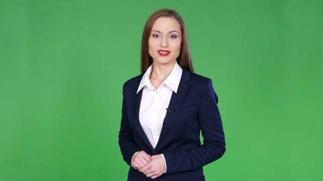 绿色背景下的4K女新闻播音员视频下载