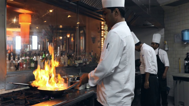 印度厨师在一个美食餐厅的专业厨房烹饪视频素材