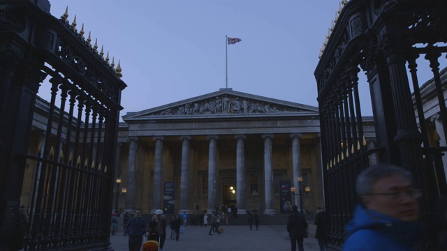 黄昏时分，伦敦大英博物馆的入口视频下载