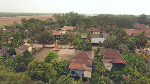 空中轨道拍摄的亚洲农村地区的一个村庄视频素材