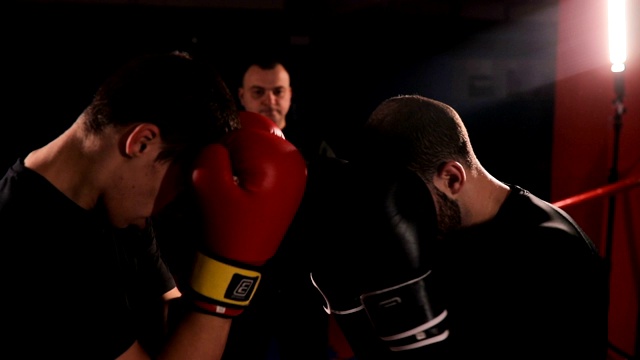 两个踢拳击手在节约练习视频素材