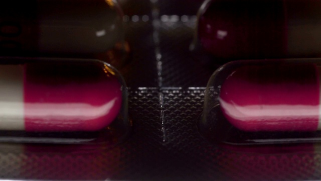 红色和白色胶囊的微距镜头视频素材