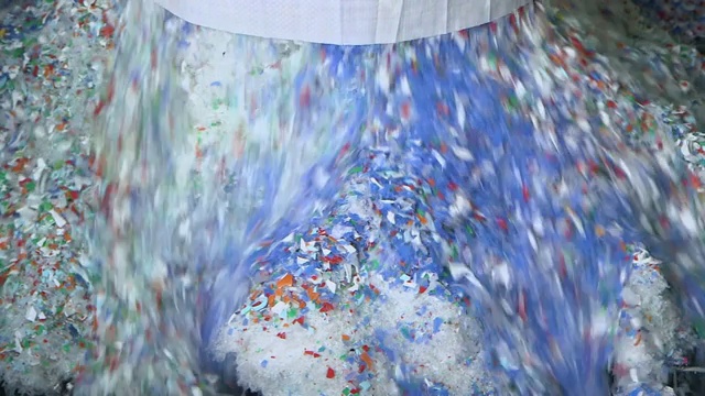 回收塑料被用来制作户外家具视频素材