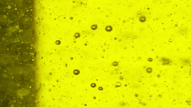 黄色液体中的气泡视频素材