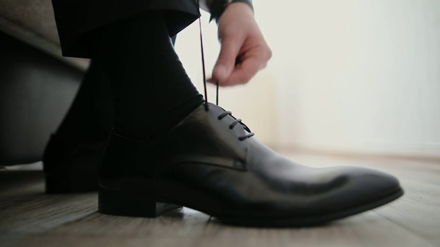 男人准备结婚的日子，系鞋带近距离视频下载