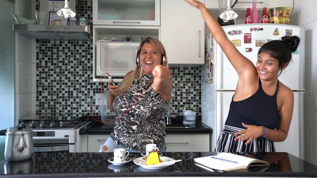 妈妈和女儿在厨房跳舞，玩得很开心视频素材