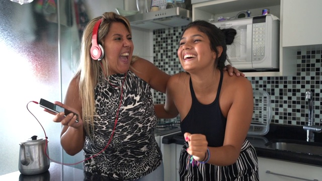 妈妈和女儿在厨房跳舞，玩得很开心视频素材