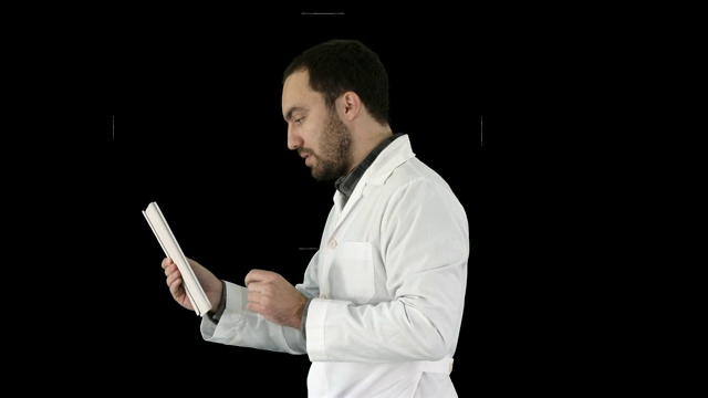 年轻医生在平板电脑上视频聊天，阿尔法频道视频素材