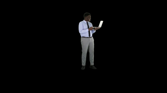 开朗成功的年轻非洲裔美国经理，用笔记本电脑与商业伙伴阿尔法频道进行视频电话会议视频下载