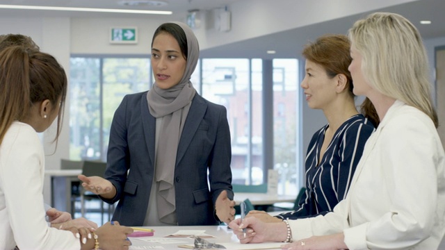 穆斯林妇女主持会议视频素材