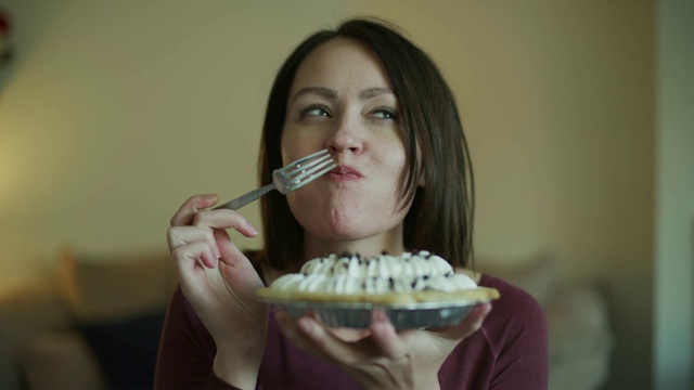 微笑的女人吃奶油派/默里，犹他州，美国视频下载