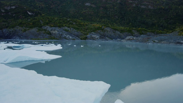 风景优美的冰漂浮在附近的山/帕尔默，阿拉斯加，美国视频素材