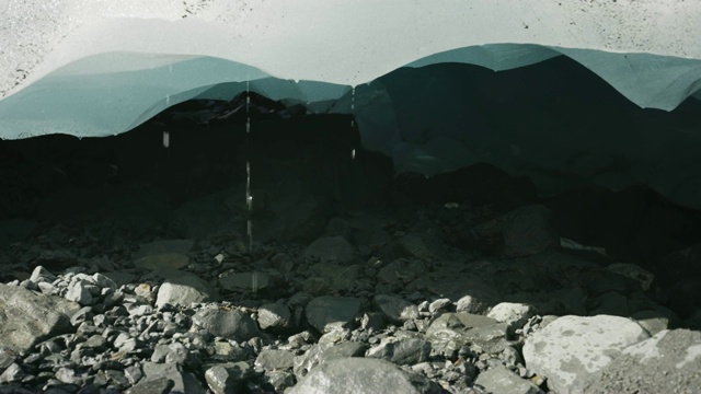 美国阿拉斯加帕尔默冰川融化，水滴在岩石上视频素材