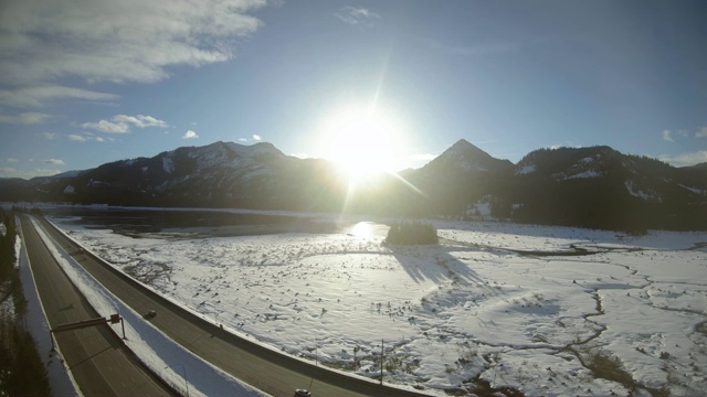 冒险的自然公路旅行高山空中背景在冬季视频素材