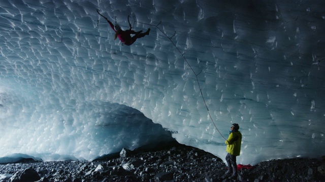 在冰洞中，观测者用绳子和钩子观察登山者/美国阿拉斯加帕尔默视频素材