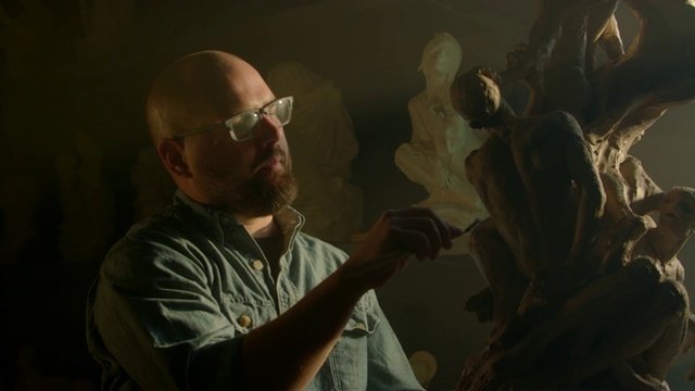 特写的人在工作室雕塑在自然光从窗口/美国，犹他州，美国叉视频下载