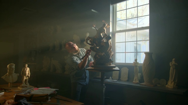 从窗户/美国犹他州的美国福克，在自然光中雕刻雕像的人视频下载