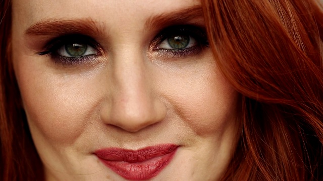 红头发女人的脸的特写姿势，向前看和微笑-正面视图视频下载