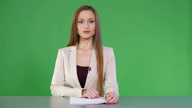 绿色背景下的4K女新闻播音员视频下载
