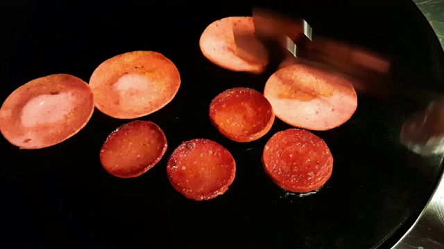 用黑色平底锅煎土耳其香肠视频素材