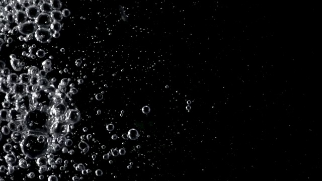 慢动作水气泡从水倒与黑色背景。视频下载