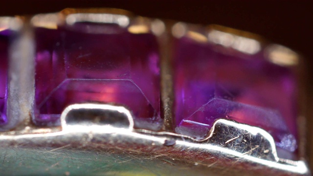 微距拍摄的紫宝石上的戒指视频素材