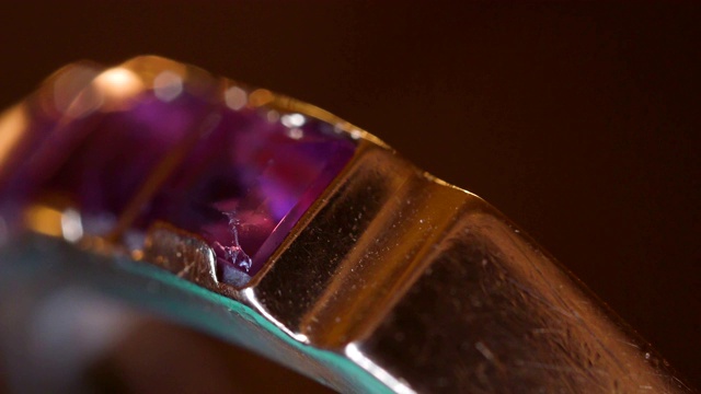 戒指上紫色宝石的微距镜头视频素材