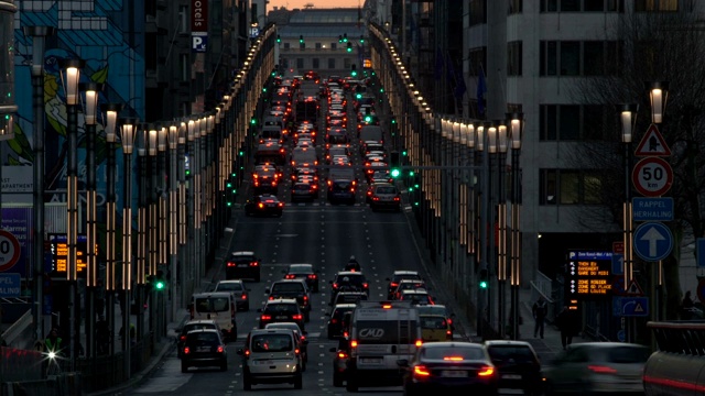 黄昏时分，la Loi街的交通视频下载