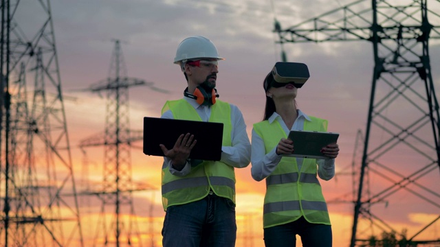 电工戴着VR头盔管理建筑项目。未来虚拟现实概念。视频素材