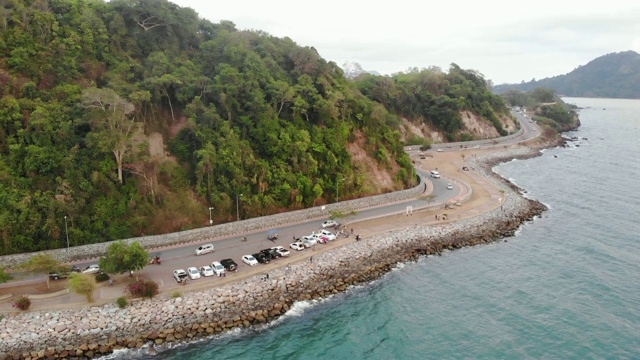 鸟瞰泰国海边美丽的公路。视频下载